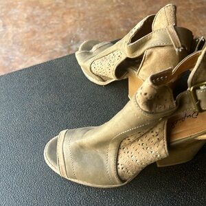 Grey shoes size 6 from Qupid
